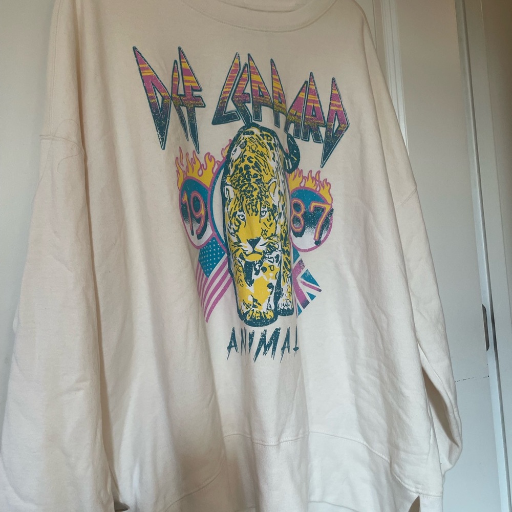 Def Lepard Animal Cream Sweatshirt with Vibrant Graphic